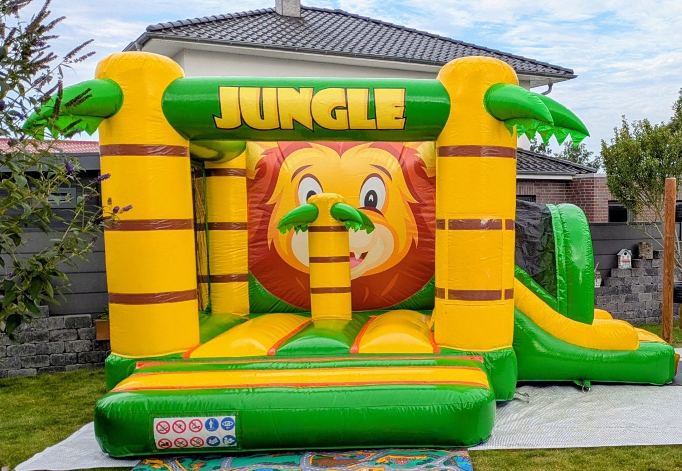 Hüpfburg in Form eines großen Löwen