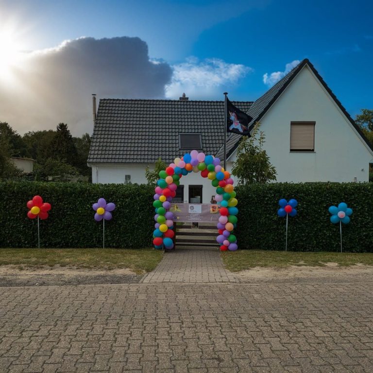 Luftballondekoration vor Wohnhaus