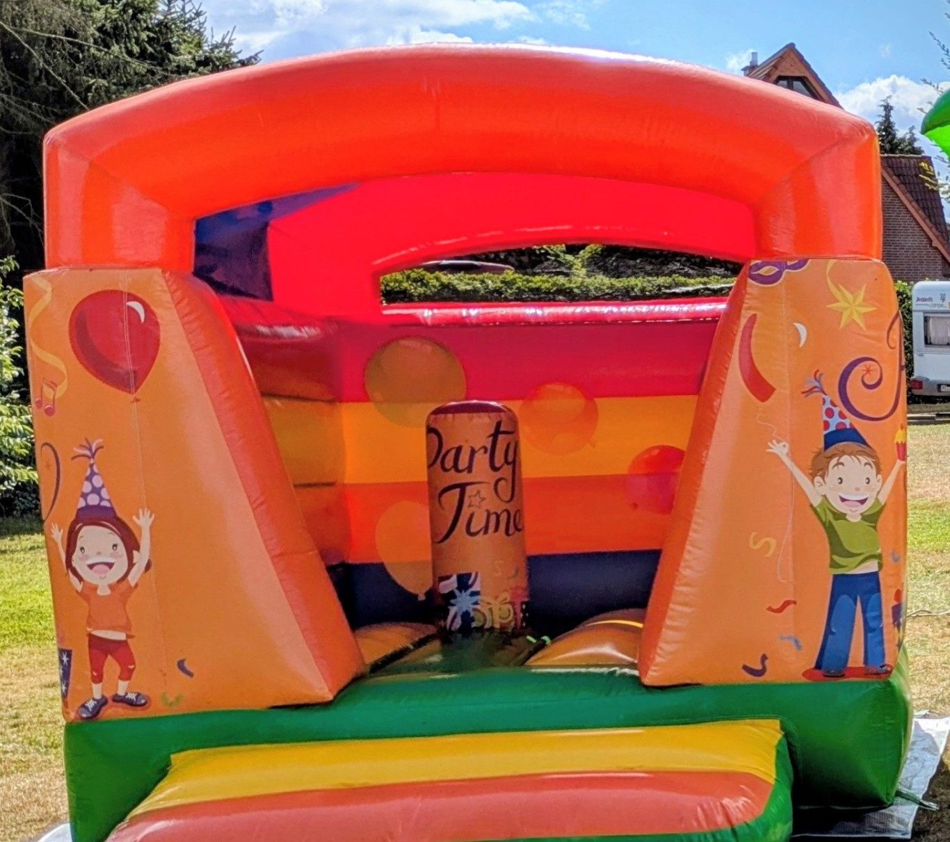 Hüpfburg bedruckt mit fröhlichen Kindern