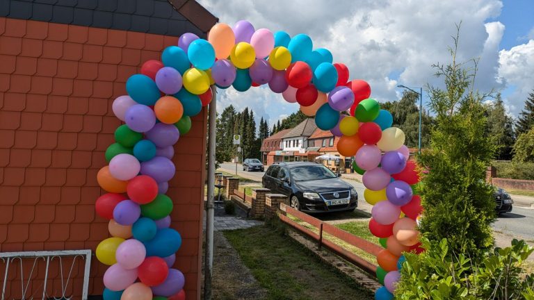 Bunter Luftballonbogen