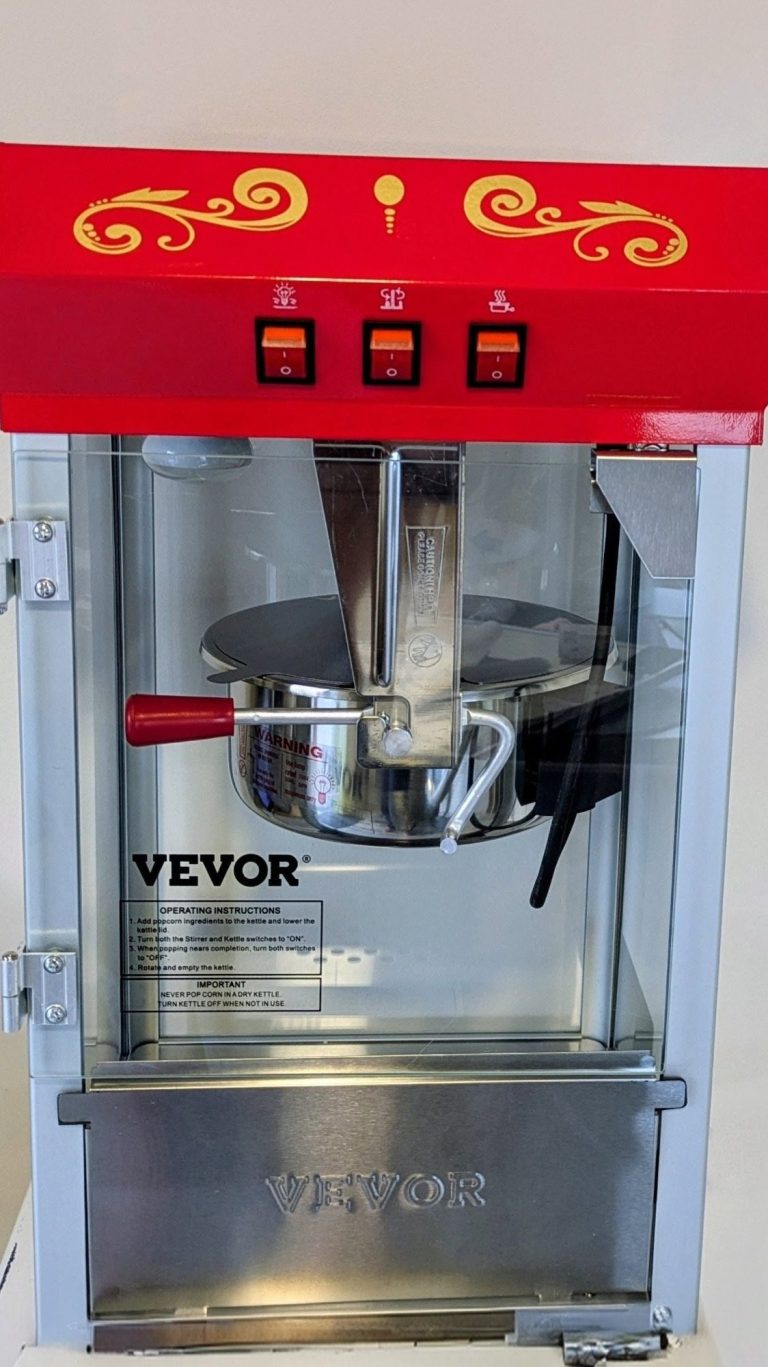 Glühwein mit Tassen Glühweinkocher