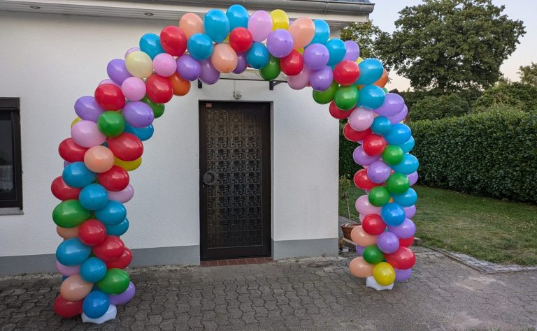 Bogen mit vielen bunten Ballons